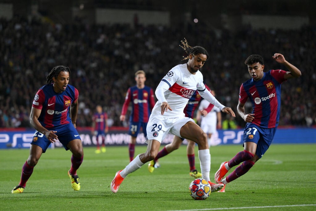 Tuesday, April 16: Canale 5 football match Barcellona - PSG won pt slot (20.7%); movie The Miracle Club (13.6%); Belve (9.3%); Le Iene (9.4%); Primo Appuntamento (1.7%)
