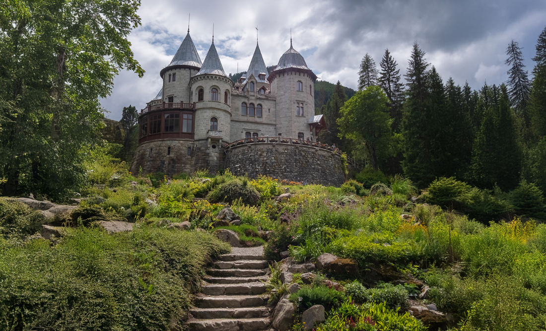 Keshet Presents a  New Documentary Series Secret Royal Homes