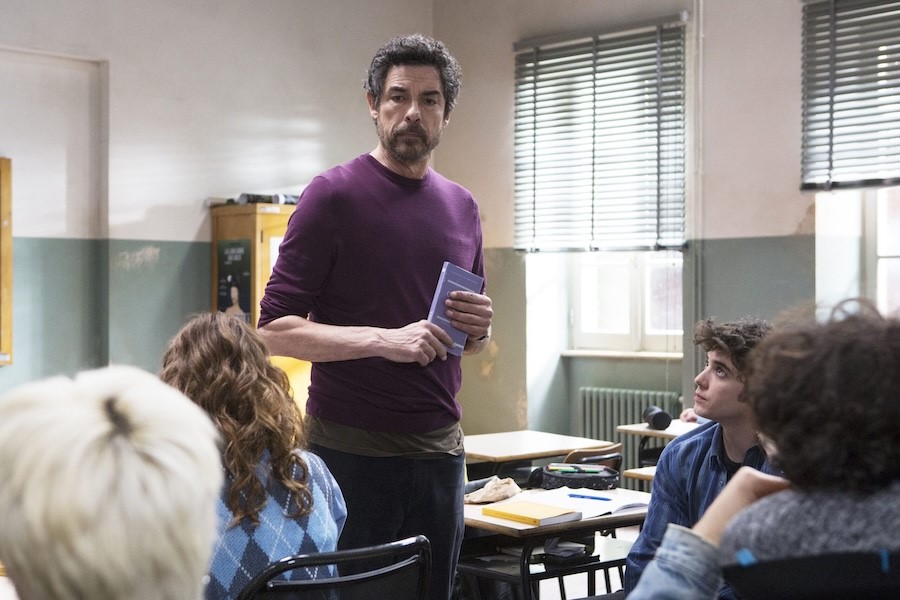 Thu, Dec 18, 2025: An evening with many final episodes: Un Professore S3 closed with 21.8% and won pt slot, Grande Fratello S19 (14.3%) closed with Anita Mazzotta as winner