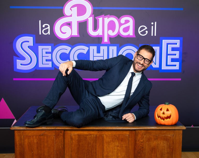 The fifth edition of La Pupa e il Secchione is hosted by the original presenter Enrico Papi