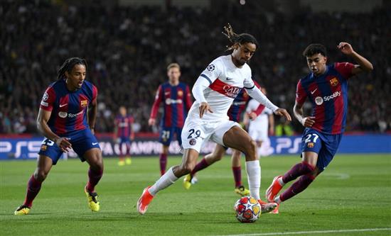 Tuesday, April 16: Canale 5 football match Barcellona - PSG won pt slot (20.7%); movie The Miracle Club (13.6%); Belve (9.3%); Le Iene (9.4%); Primo Appuntamento (1.7%)